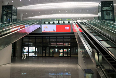 南進站廣廳樓扶梯中部旅客信息LED屏廣告