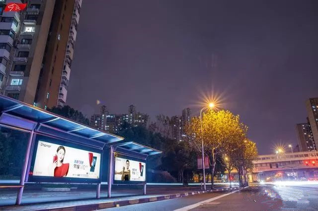 榮耀手機(jī)上海公交站臺廣告