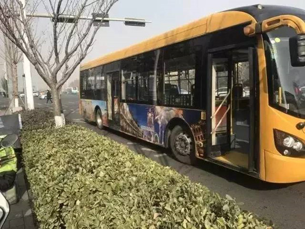 新年將至，一批公交車穿上西海岸定制“新衣”