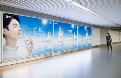 重慶機場T3到達(dá)通廊墻體燈箱廣告