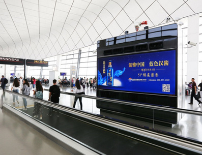 三層國內(nèi)國際候機區(qū)平行步道旁風塔燈箱廣告