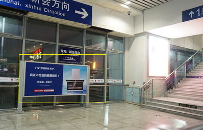 容桂站C1、C2電梯通道之間立式燈箱廣告2