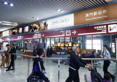 澳門(mén)機(jī)場(chǎng)接機(jī)大堂入境歡迎燈箱廣告