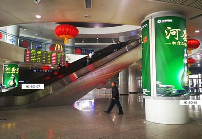 呼和浩特火車(chē)站一樓中廳包柱燈箱廣告