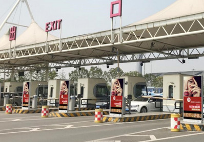 成都機(jī)場(chǎng)停車(chē)場(chǎng)出入口燈箱廣告