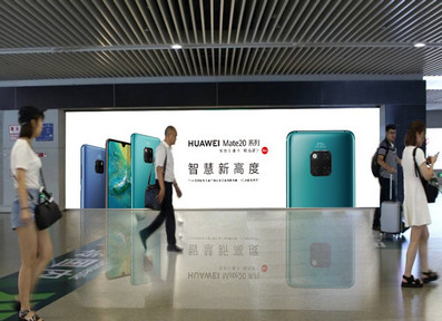 南京機場到達層夾層靠近扶梯處落地燈箱廣告