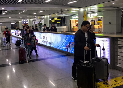 長沙機場T1航站樓到達(dá)層到達(dá)迎客廳欄桿扶梯燈箱廣告