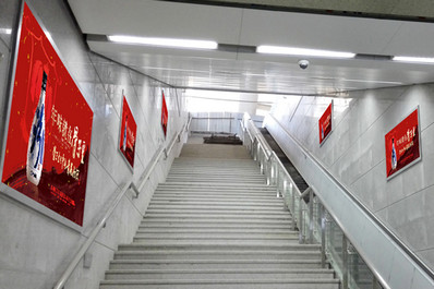 沈陽南站東西出站層站臺樓梯兩側燈箱廣告