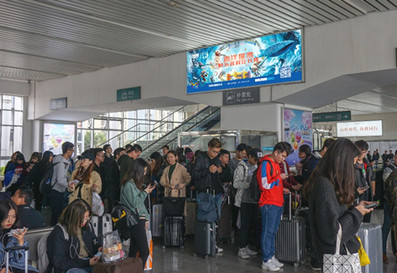 唐家灣站候車大廳、檢票口與到達(dá)口之間圖騰柱燈箱廣告