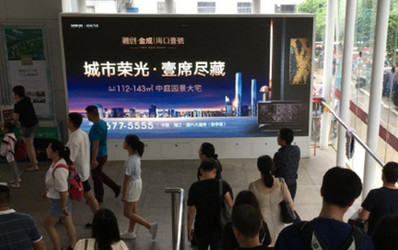 ?？跂|站出站口下樓梯正對面燈箱廣告