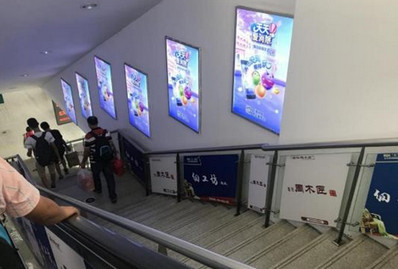東升站A1、B1電梯通道小燈箱廣告