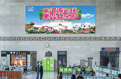 河源北站進站廳墻面燈箱廣告