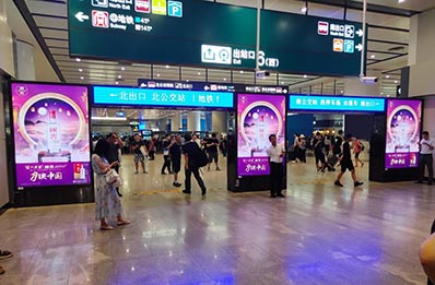 北京南站到達(dá)層LED刷屏機廣告