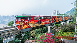 重慶地鐵廣告案例，院線電影重慶地鐵外包車廣告，重慶網(wǎng)紅地鐵廣告效果怎么樣？