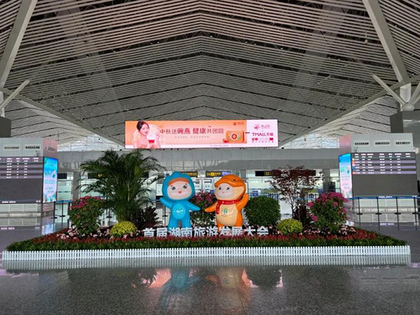 張家界機(jī)場(chǎng)廣告價(jià)格多少錢？張家界荷花機(jī)場(chǎng)航站樓直接觀景天門(mén)山