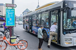 成都公交廣告價(jià)格多少錢？食品生鮮快消成都公交車身廣告案例