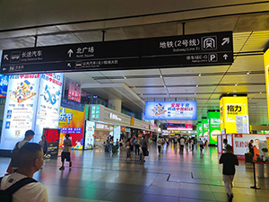 南昌西站高鐵廣告價格多少錢？南昌西高鐵站出站大廳最醒目廣告牌