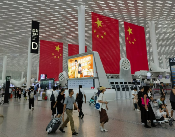深圳機(jī)場(chǎng)出發(fā)值機(jī)廣告牌旁的大蓮蓬是干啥用的？深圳機(jī)場(chǎng)廣告價(jià)格