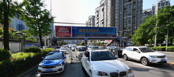 貴陽(yáng)天橋LED大屏廣告價(jià)格？貴陽(yáng)最大過街天橋觀山湖LED大屏廣告報(bào)價(jià)