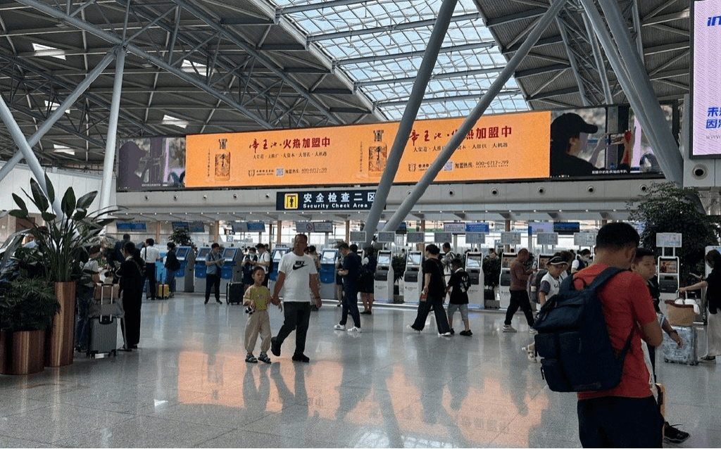 濟(jì)南遙墻機(jī)場(chǎng)最大廣告屏在哪里？濟(jì)南機(jī)場(chǎng)航站樓廣告價(jià)格多少錢(qián)？