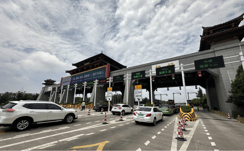 西安高速收費(fèi)站站頂LED大屏廣告價(jià)格？機(jī)場(chǎng)高速灞橋收費(fèi)站廣告牌