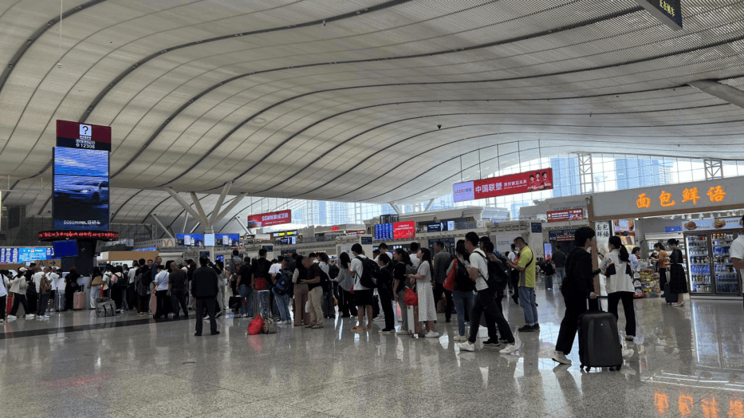 深圳北站LED屏廣告價(jià)格，深圳北高鐵站服務(wù)臺(tái)三角旋轉(zhuǎn)屏廣告報(bào)價(jià)