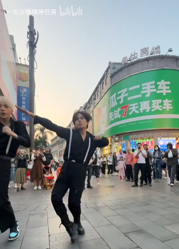 當(dāng)深圳東門步行街戶外大牌廣告遇上科目三，閣下又該如何應(yīng)對？