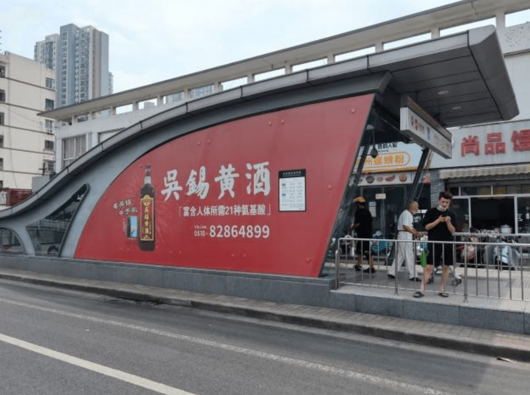 無(wú)錫地鐵出入口廣告價(jià)格收費(fèi)多少錢？無(wú)錫地鐵站棚戶外貼紙廣告