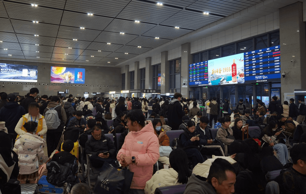 嘉興南站廣告價(jià)格收費(fèi)多少錢？嘉興南高鐵站春運(yùn)出站熱門廣告牌