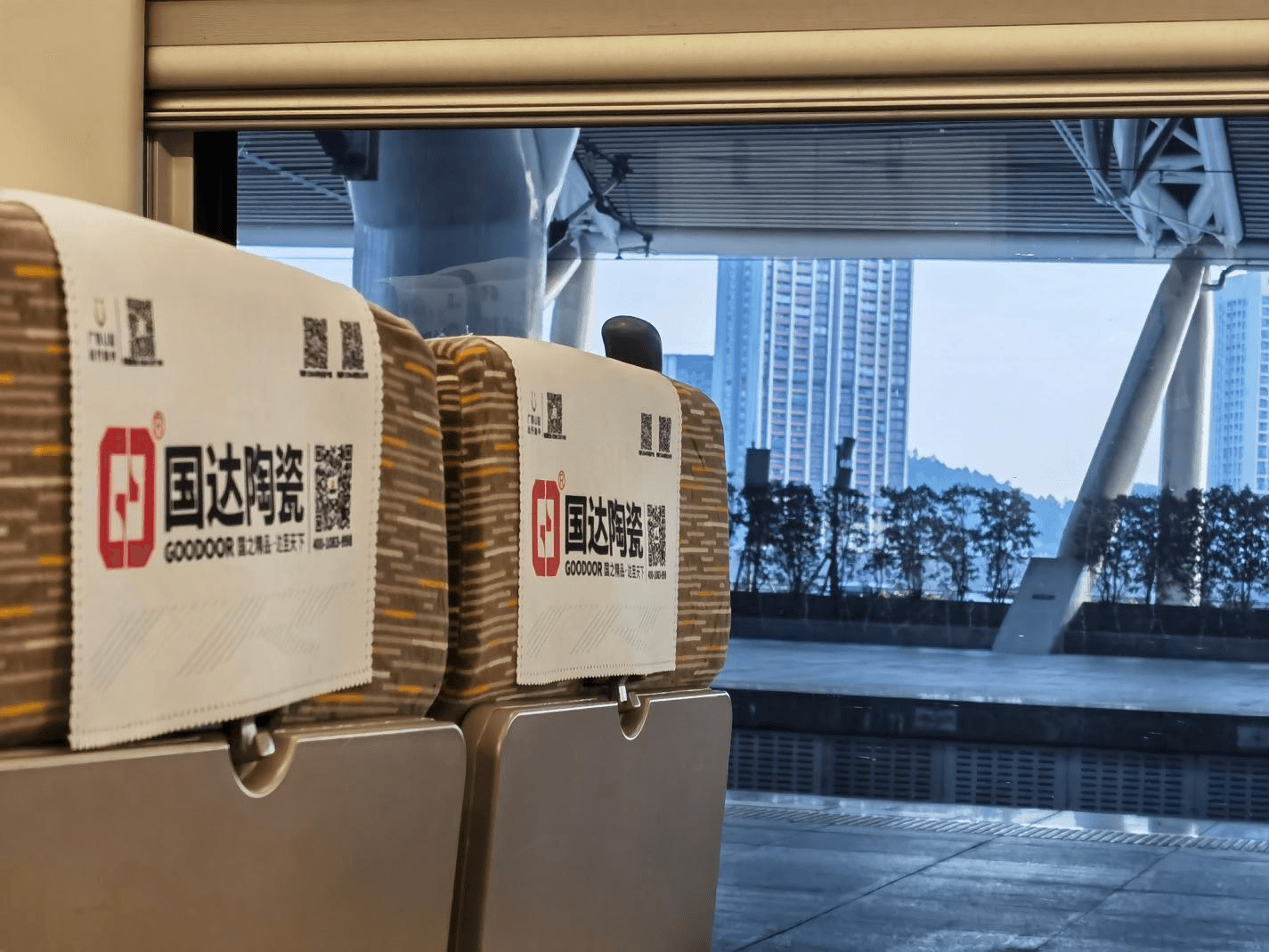 春運(yùn)高鐵列車頭枕巾廣告價(jià)格收費(fèi)多少？高鐵車廂座椅頭巾廣告案例