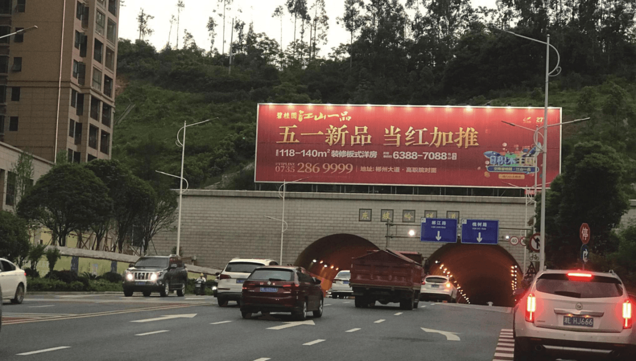 郴州戶外大牌三面翻廣告價格收費(fèi)多少錢？郴州樓體廣告牌位置優(yōu)勢