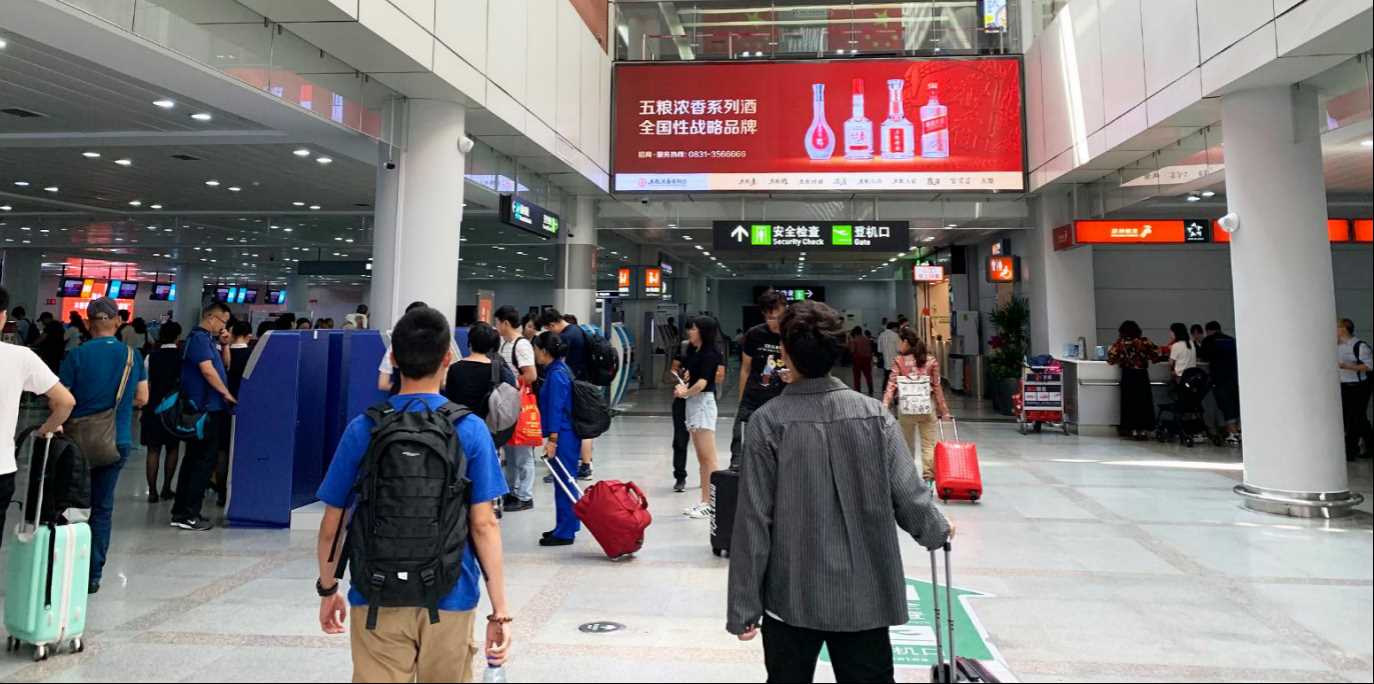 泉州晉江機場廣告價格收費，泉州機場春運出發(fā)到達廣告LED大屏