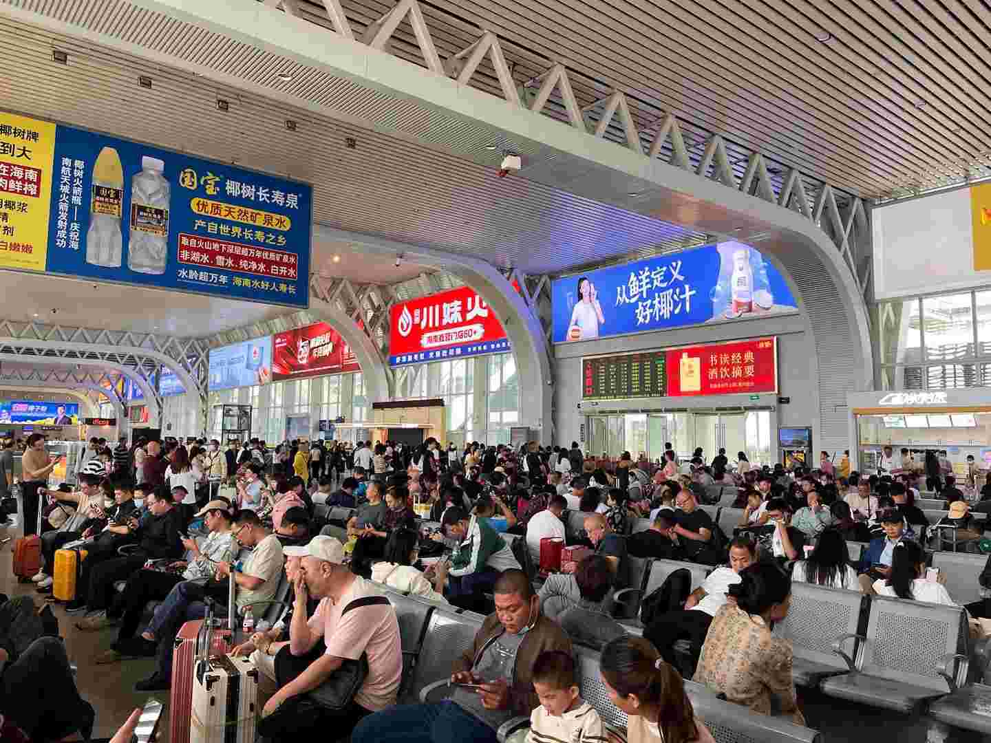 ?？跂|站高鐵廣告價(jià)格收費(fèi)，海口高鐵東站候車大廳廣告牌春運(yùn)熱門