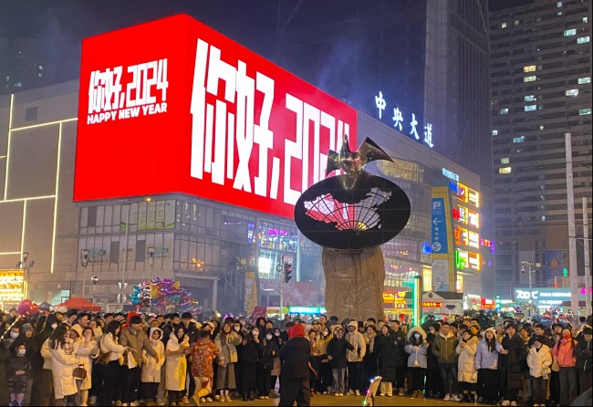 大連LED大屏廣告價(jià)格收費(fèi)標(biāo)準(zhǔn)，大連商圈樓體大屏廣告西安路吾悅