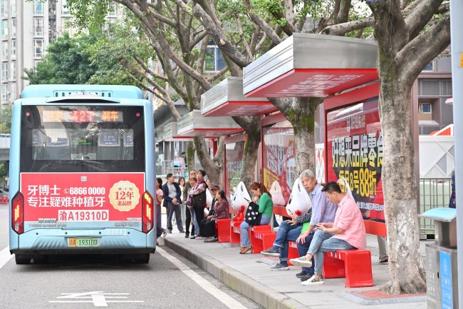 重慶候車亭站臺廣告價格收費標準，重慶公交車站站亭廣告位置優(yōu)勢