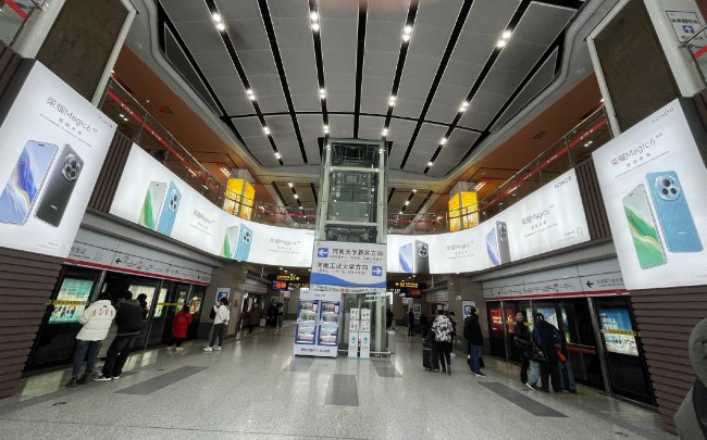 鄭州地鐵廣告價(jià)格收費(fèi)，鄭州地鐵1號(hào)線換乘站鄭州東站廣告案例