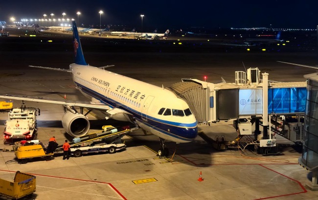 廣州白云機(jī)場(chǎng)廣告價(jià)格收費(fèi)，廣州機(jī)場(chǎng)廊橋停機(jī)坪戶外大牌廣告