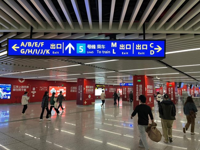 南寧地鐵廣告價(jià)格收費(fèi)，南寧地鐵廣西大學(xué)站廳站臺墻貼包柱廣告