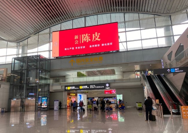 廣州機場出發(fā)值機大廳熱門廣告位案例，廣州白云機場廣告價格收費