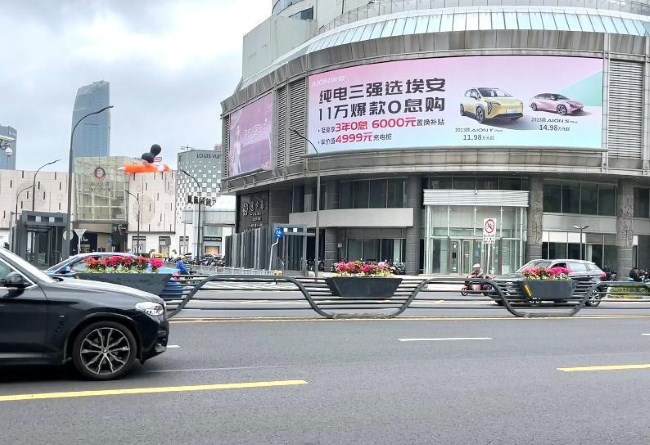 寧波天一廣場(chǎng)東門(mén)口戶外大牌廣告價(jià)格，寧波三江口外灘樓體廣告牌
