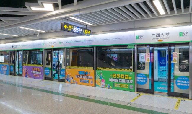 南寧地鐵廣告價格收費，南寧地鐵站臺屏蔽門玻璃貼廣告優(yōu)勢分析