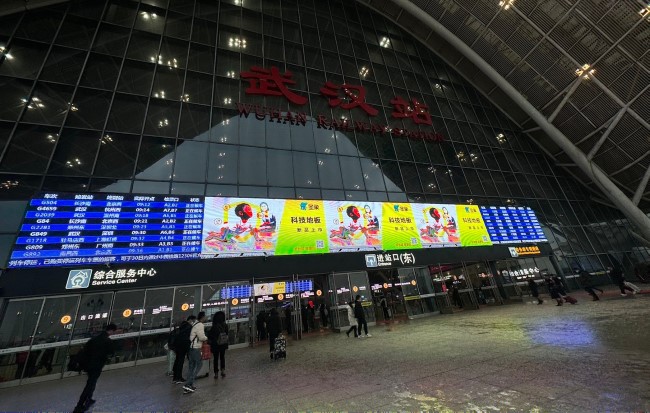 武漢火車站廣告價(jià)格收費(fèi)，武漢高鐵站進(jìn)站口打卡點(diǎn)門楣LED大屏廣告