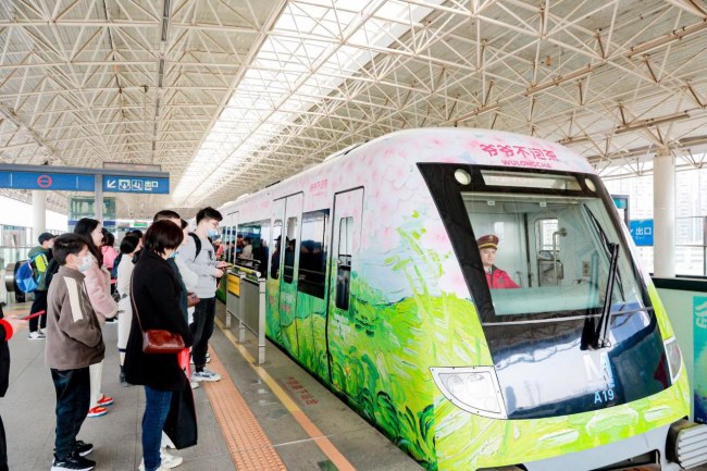 武漢地鐵廣告價格收費，武漢地鐵列車廣告內外包車廣告櫻花案例圖