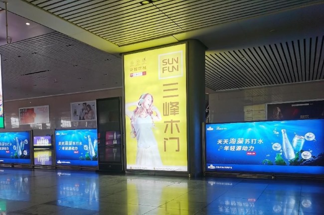 長春站長春西站廣告價格，長春火車站長春西高鐵站出站通道廣告