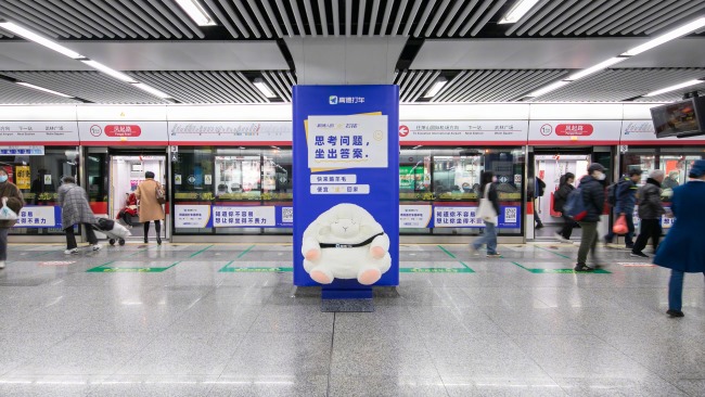 杭州地鐵創(chuàng)意包柱廣告鳳起路小羊座椅案例，杭州地鐵廣告價(jià)格收費(fèi)