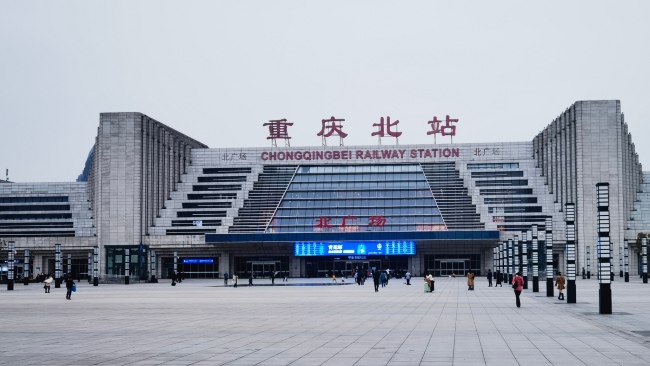 重慶北站廣告價(jià)格收費(fèi)，重慶北高鐵站進(jìn)站口打卡點(diǎn)門(mén)楣LED大屏廣告