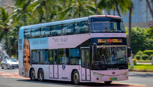 ?？诠话褪寇嚿韽V告價(jià)格收費(fèi)，海口公交車身外包車廣告雙層巴士