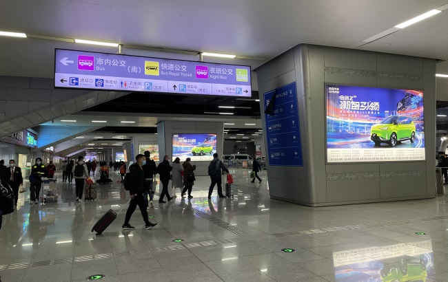 鄭州東高鐵站到達(dá)換乘大廳包柱燈箱廣告牌，鄭州東站廣告價(jià)格收費(fèi)