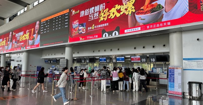 柳州白蓮機(jī)場(chǎng)出發(fā)大廳巨型地標(biāo)LED大屏廣告，柳州機(jī)場(chǎng)廣告價(jià)格收費(fèi)