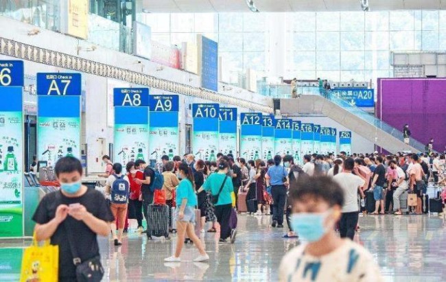 深圳北站候車大廳檢票口LED立式聯(lián)排電子屏，深圳北高鐵站廣告價(jià)格